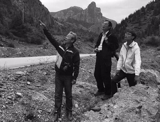 彭华（左一）在野外考察丹霞地貌