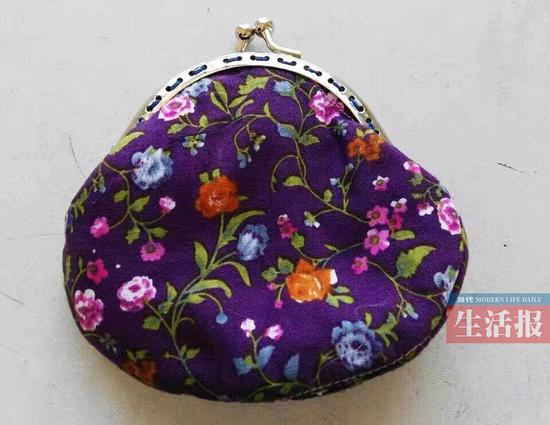 男生手工制作的零钱包。