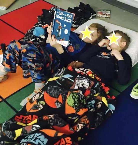 这张照片是孩子们参加睡衣阅读派对时拍摄的。