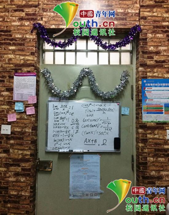 高校学霸宿舍开 辅导班 给同学免费补课(图)|学