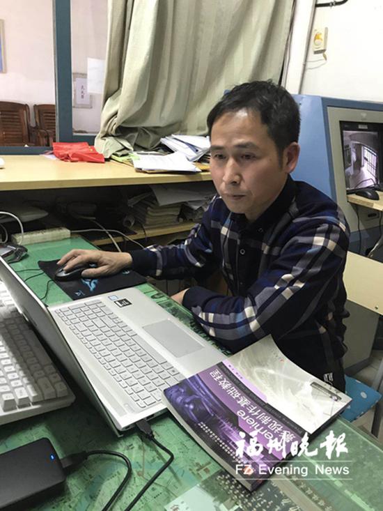 林振平在练习视频剪辑。
