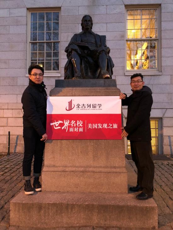 （右）金吉列留学常务副总裁郑应文先生（左）金吉列留学国际发展中心北美院校合作中心总监梁骁先生
