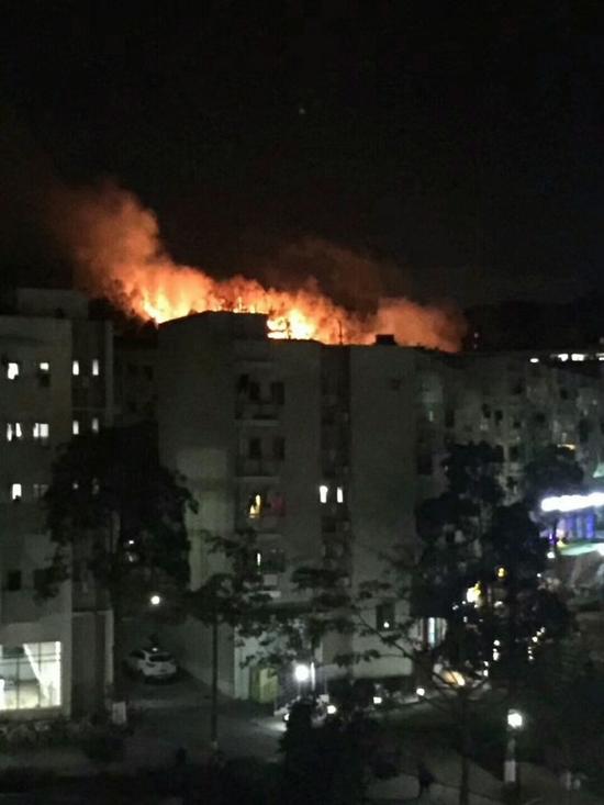 北师大珠海分校内发生火灾:学生拍小视频放烟