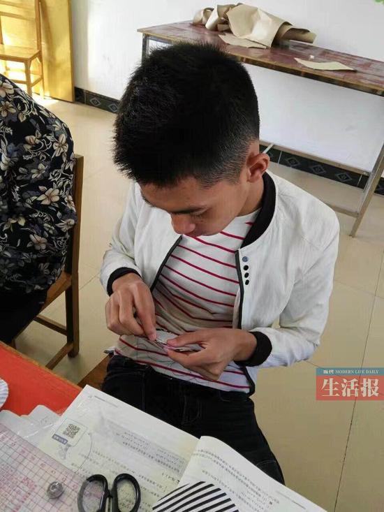 穿针引线缝制零钱包，像模像样。