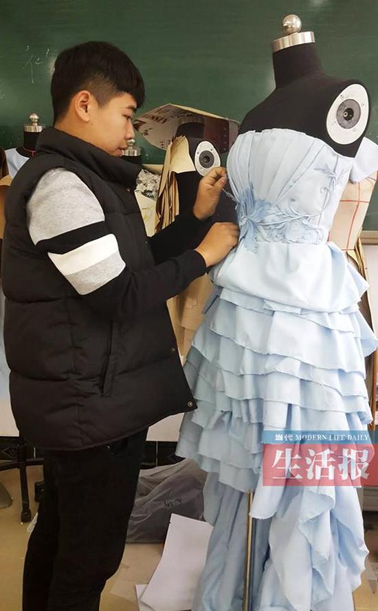 男生们开始接触简单的立体裁剪课。