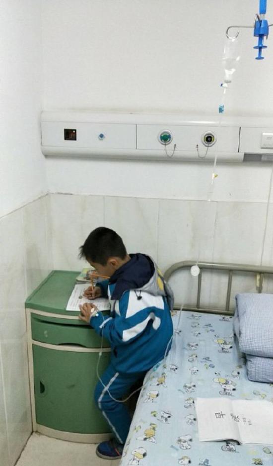 流感来袭 经历过挂吊瓶写作业的孩子都是勇士