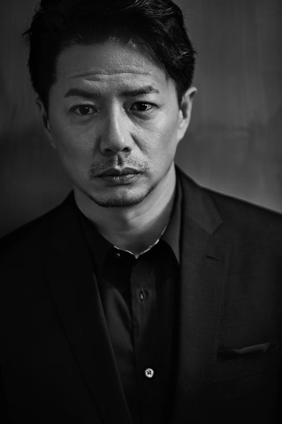 段奕宏硬汉风look 深蓝色西装绅士帅气