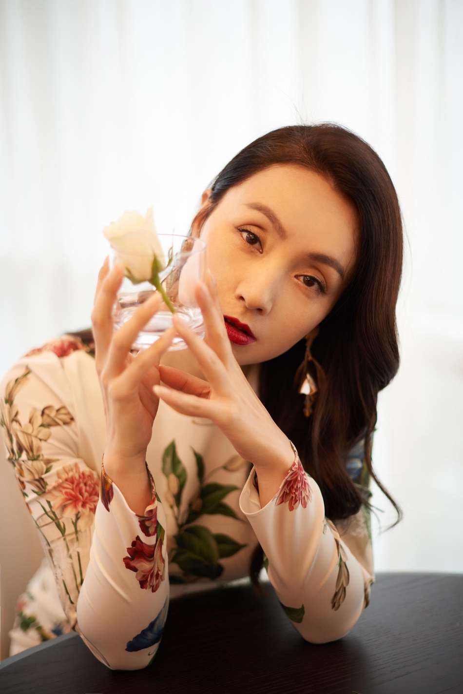 百变陶虹现身某活动 印花裙演绎浪漫风情