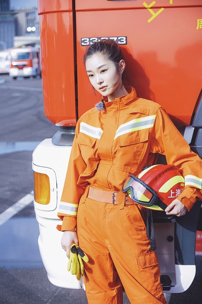 宋轶化身美女消防员,扎起丸子头俏皮可爱又不失干练.