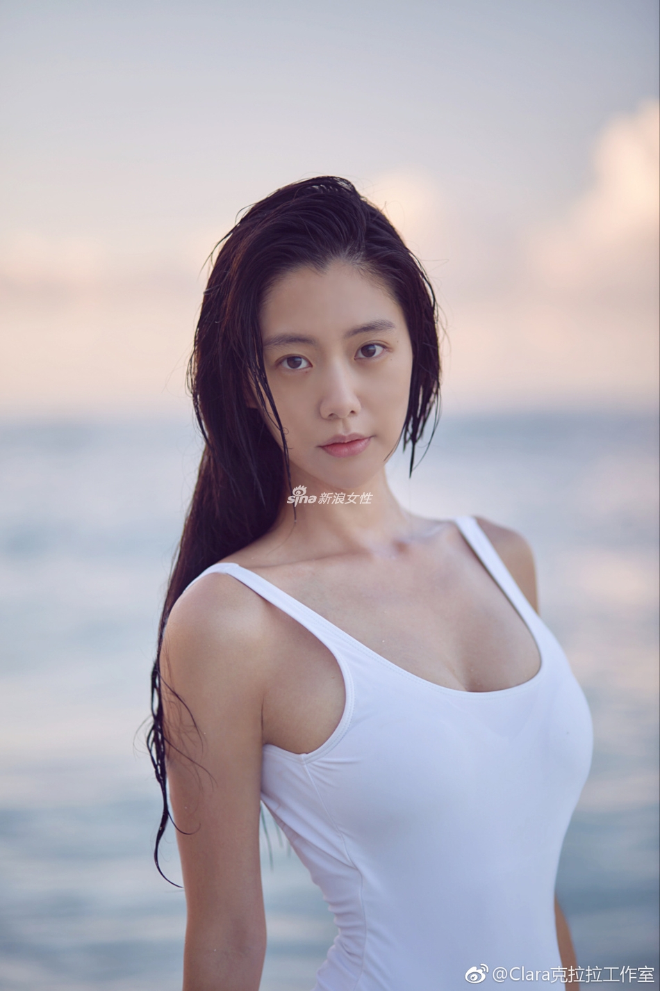 克拉拉夏威夷沙滩大片 白色泳衣尽显美好身材
