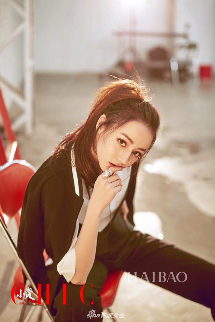 迪丽热巴变身慵懒不羁的Cool Girl！