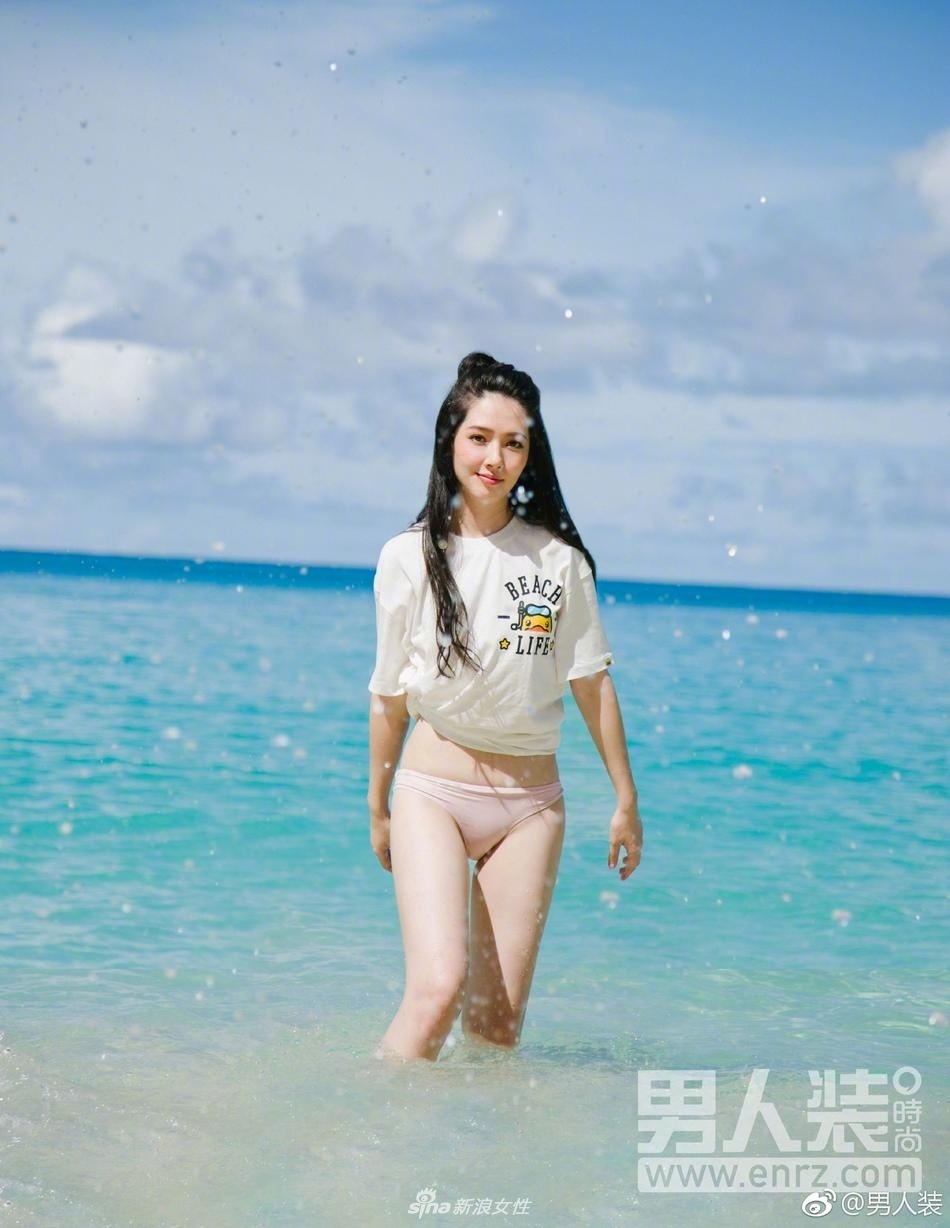 郭碧婷罕见登《男人装》 海边尽情释放迷人魅力