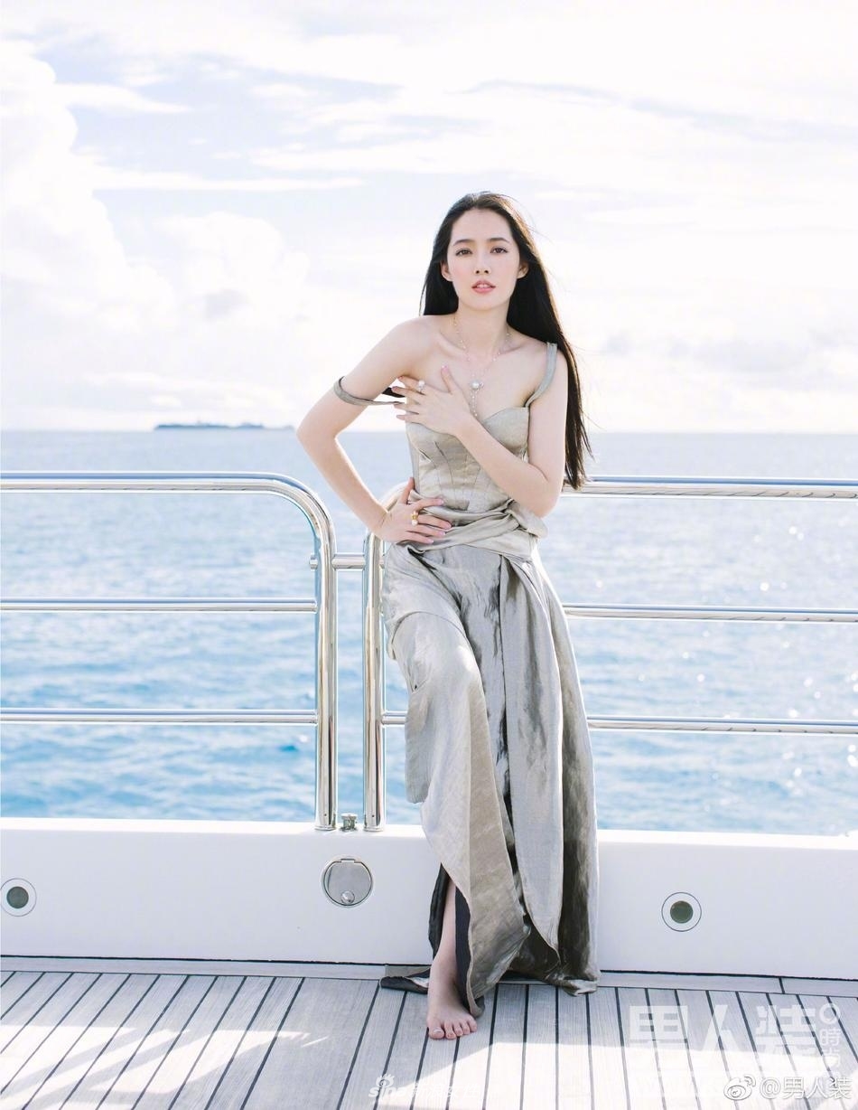 郭碧婷罕见登《男人装》 海边尽情释放迷人魅力