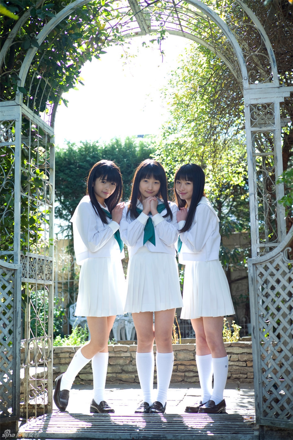 日本女高中生纯白制服出镜