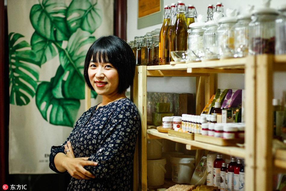 美女像老总_老总和美女喝酒