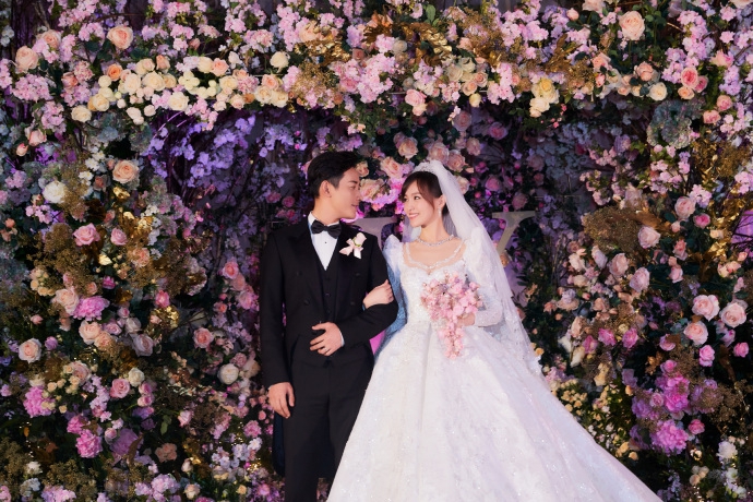 独特的婚纱_动漫婚纱情侣头像(2)