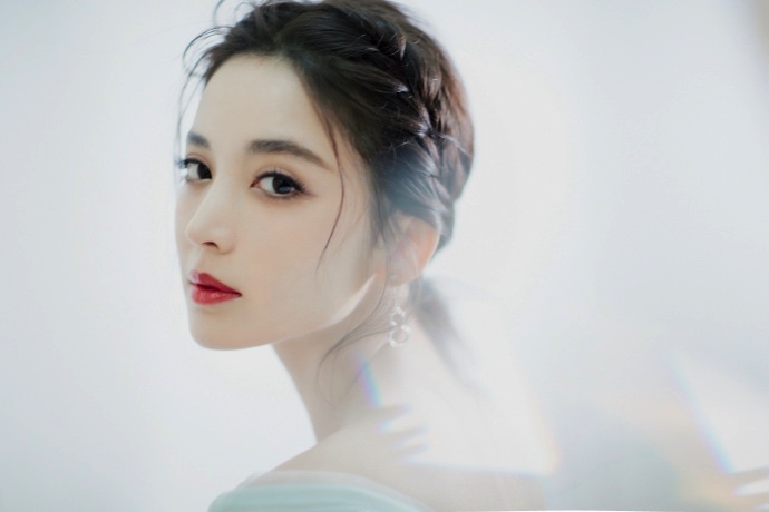 古力娜扎穿婚纱的照片_古力娜扎胸(3)