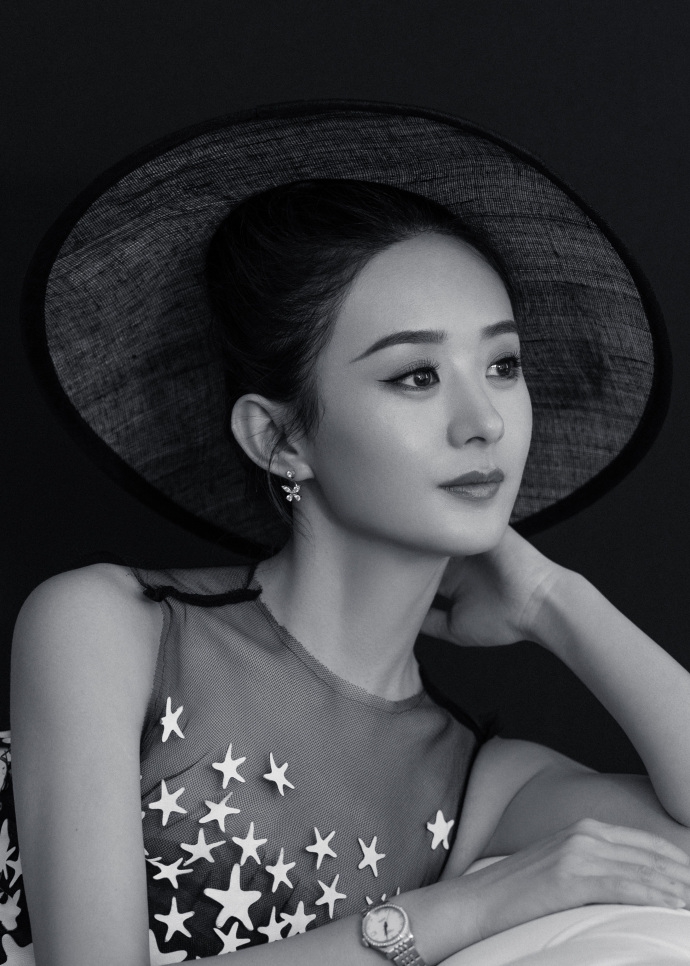赵丽颖优雅帽饰显复古魅力