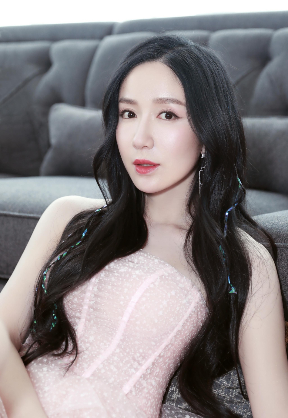 “胡一菲”娄艺潇好似粉韵佳人 不规则长裙尽显曼妙身材