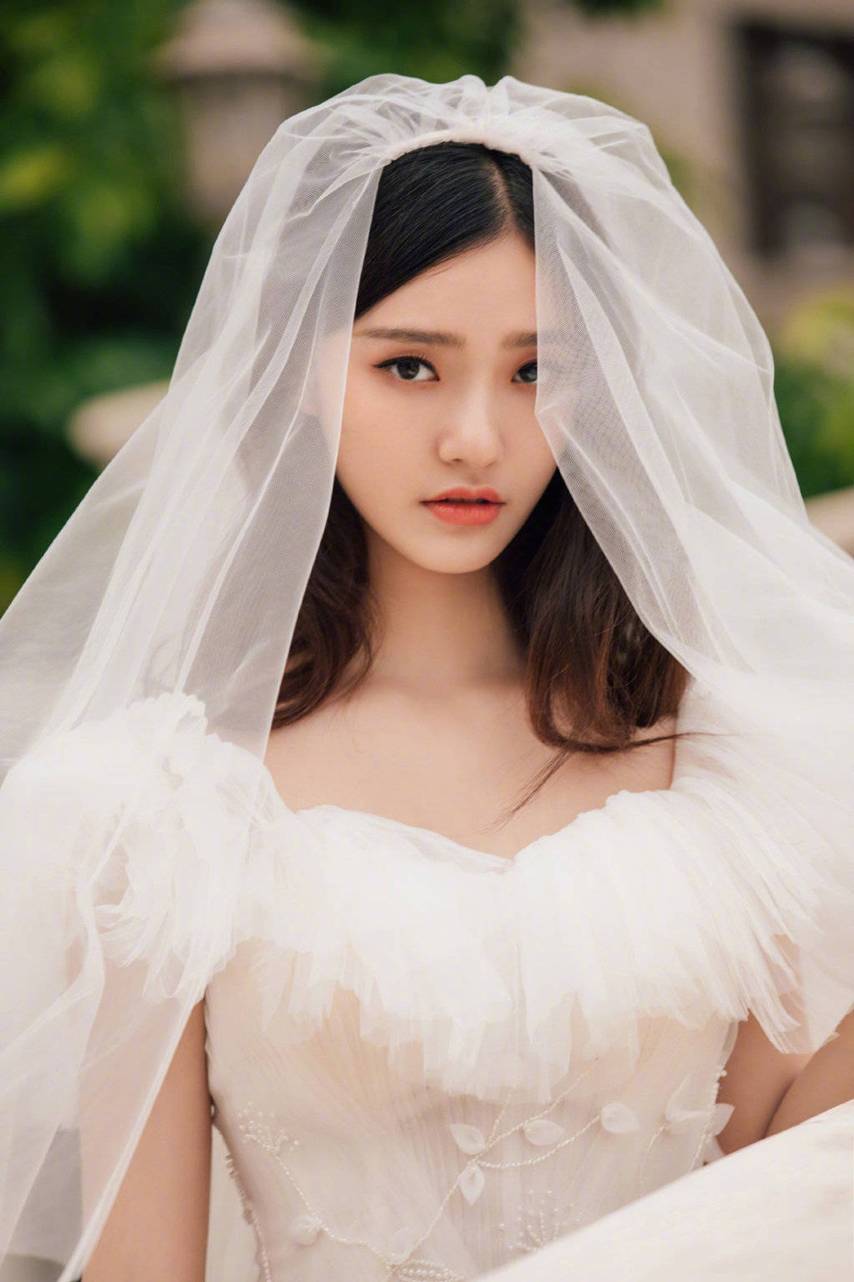 林允森系婚纱照曝光 手拿捧花温柔恬静似仙女