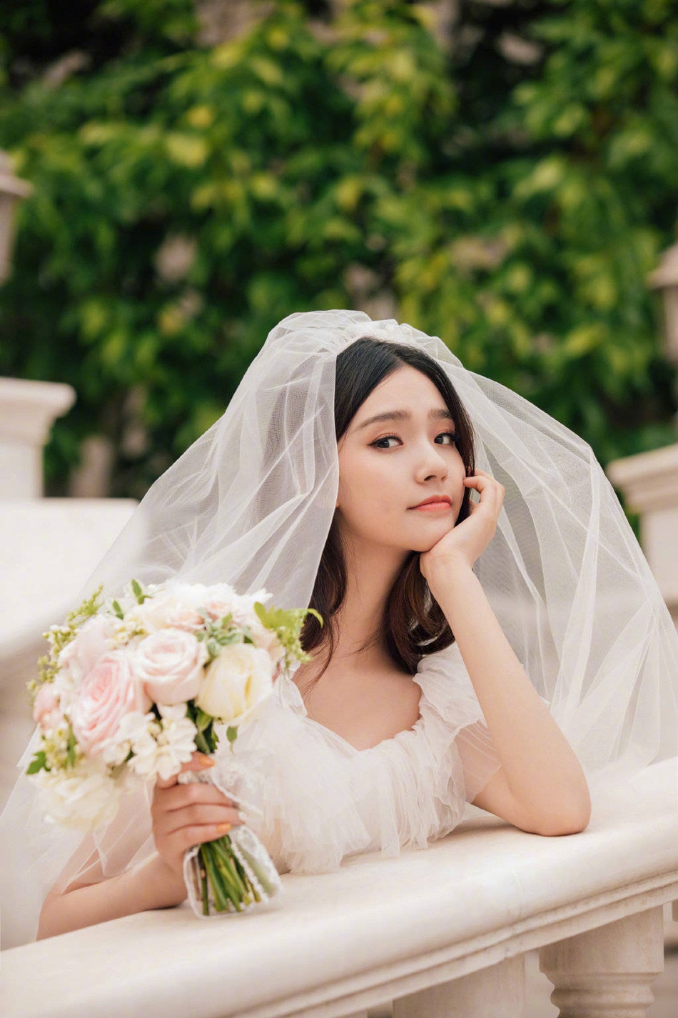 林允森系婚纱照曝光 手拿捧花温柔恬静似仙女