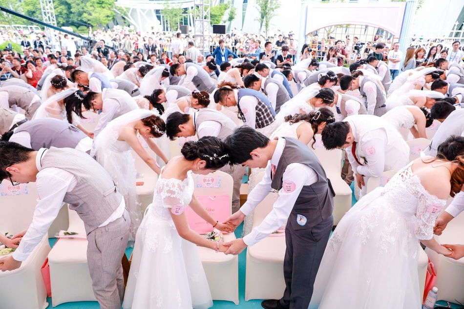 马云为117对新人证婚