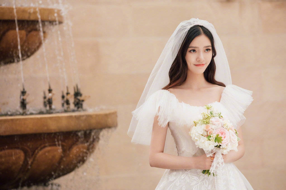 林允森系婚纱照曝光 手拿捧花温柔恬静似仙女