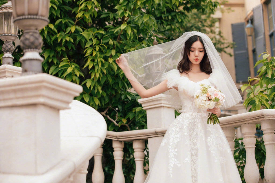 林允森系婚纱照曝光 手拿捧花温柔恬静似仙女