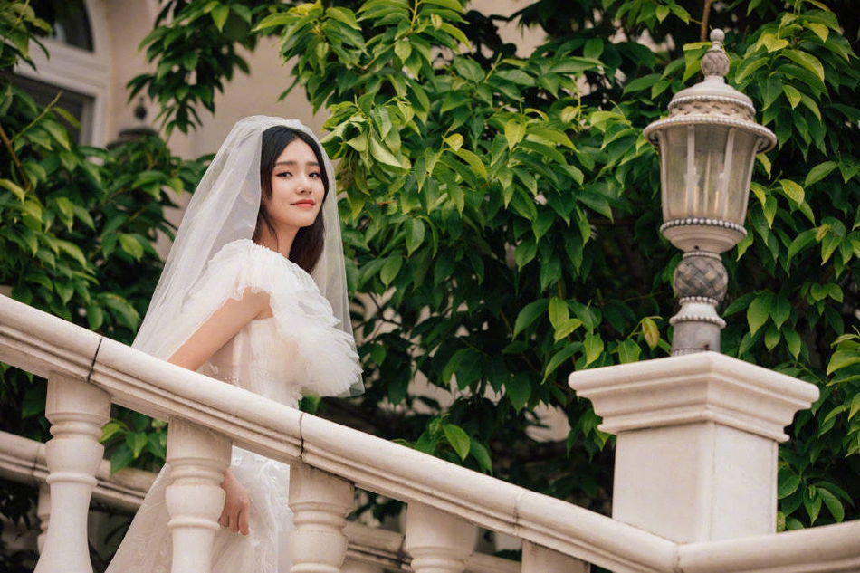 林允森系婚纱照曝光 手拿捧花温柔恬静似仙女