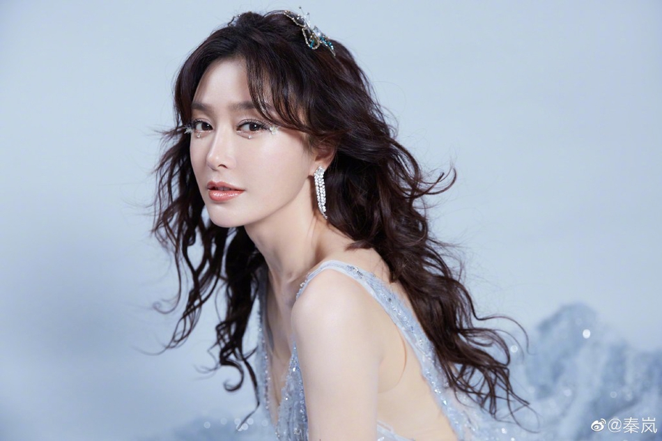 秦岚晒美照庆生 长卷发优雅知性深V露背长裙小露性感