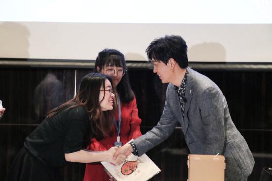 潘粤明在生日会上与粉丝互动。图片来源:潘粤明工作室