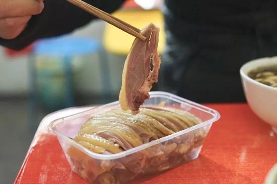 华城油鸡卤菜店的板鸭 © 十八频道标点美食
