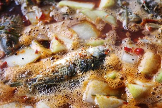 炕鱼，是加酸汤煮成的，口味酸辣。图/图虫·创意