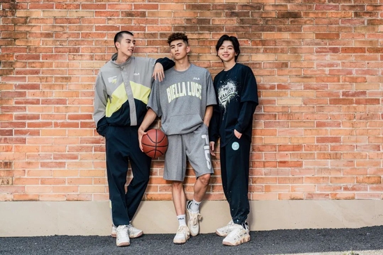 国家级篮球运动健将、知名街球手张照洋（中） 演绎 FILA FUSION 全新潮流运动系列服饰