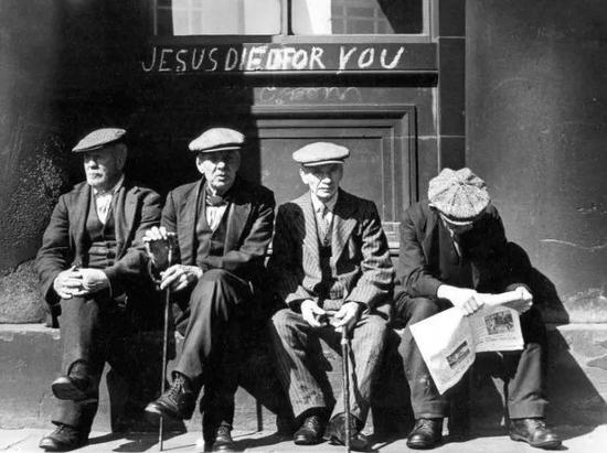 ▲二十世纪三十年代英国路边的绅士们（image：mashable）