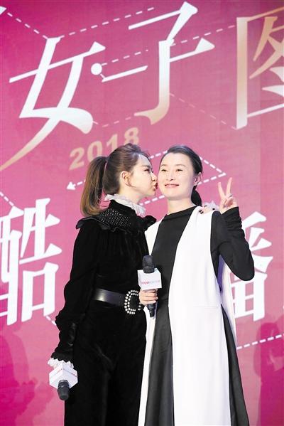 戚薇(左)和吴越