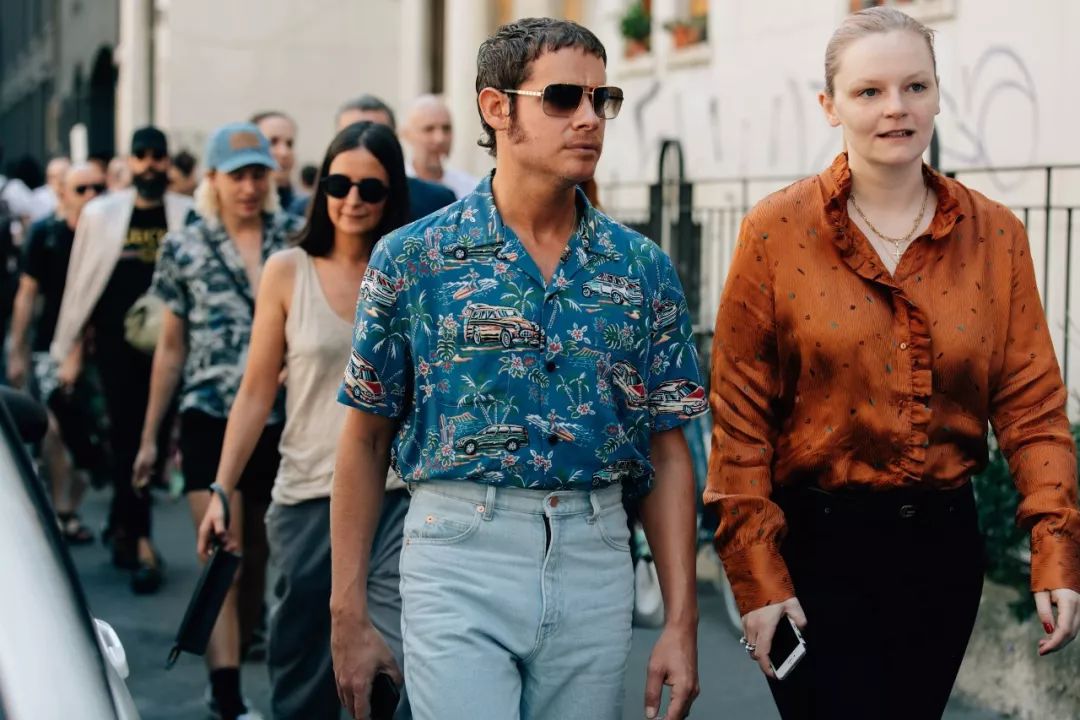 骚男夏日必备的花衬衫 如何才能穿出时髦感