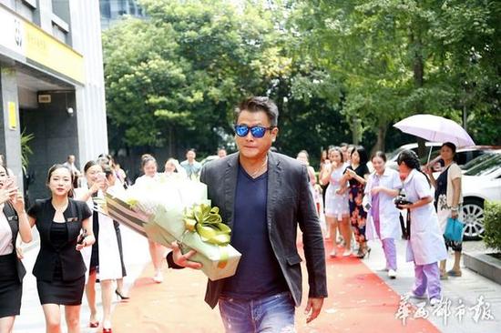 前TVB红小生魏骏杰在蓉爆料:男明星整形最爱