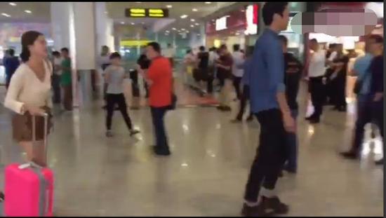 女子瞒男友整容被他拿鲜花砸:你换脸我换人