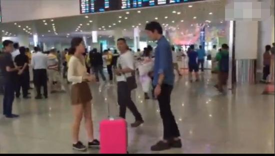 女子瞒男友整容被他拿鲜花砸:你换脸我换人