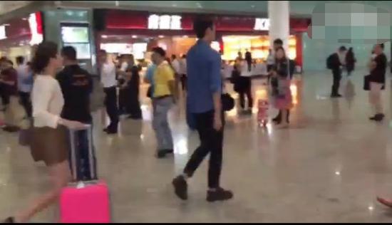 女子瞒男友整容被他拿鲜花砸：你换脸我换人