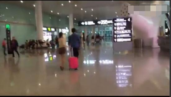 女子瞒男友整容被他拿鲜花砸:你换脸我换人