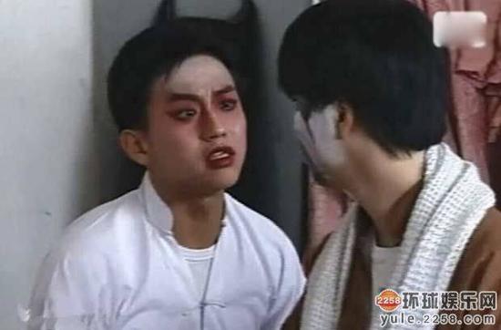 亲们。可以看出这是谁么，就是邓超，满脸的油彩，也挡不住那逗比的特质。