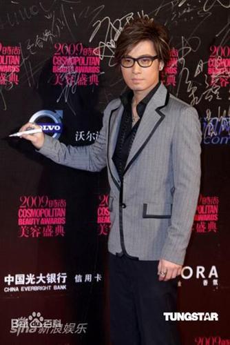 2001年冬天,许绍洋携女友前往台北。接下来就是许绍洋演《薰衣草》爆红,之后又出演了大热的《海豚湾恋人》和张韶涵搭档。