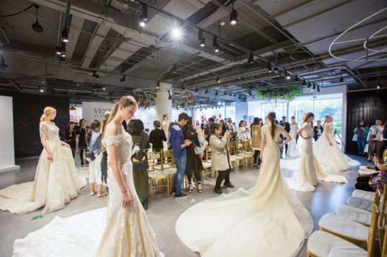 2017婚纱发布会_蔡中涵婚纱发布会图片(2)