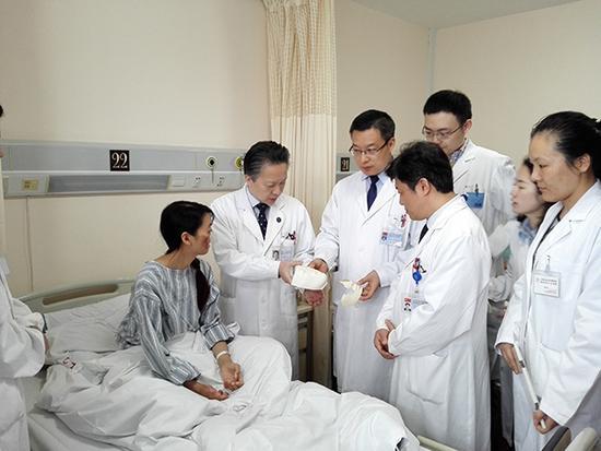  今年27岁的女孩“也绿子”2岁时因高烧发病，继发感染，失去了鼻、唇和中央的脸面，右手指也缺损。上海第九人民医院 供图