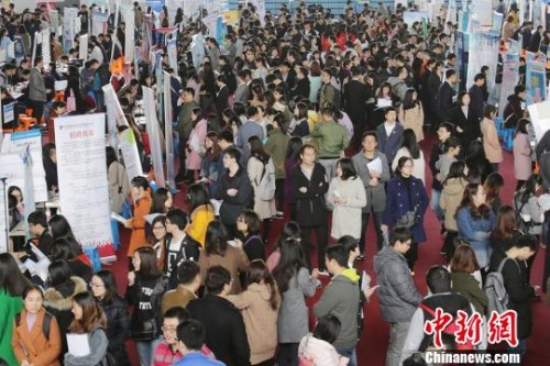 资料图:图为南京一处招聘会现场,大批应届毕业生前来咨询洽谈心仪的工作。崔嘉跃 摄