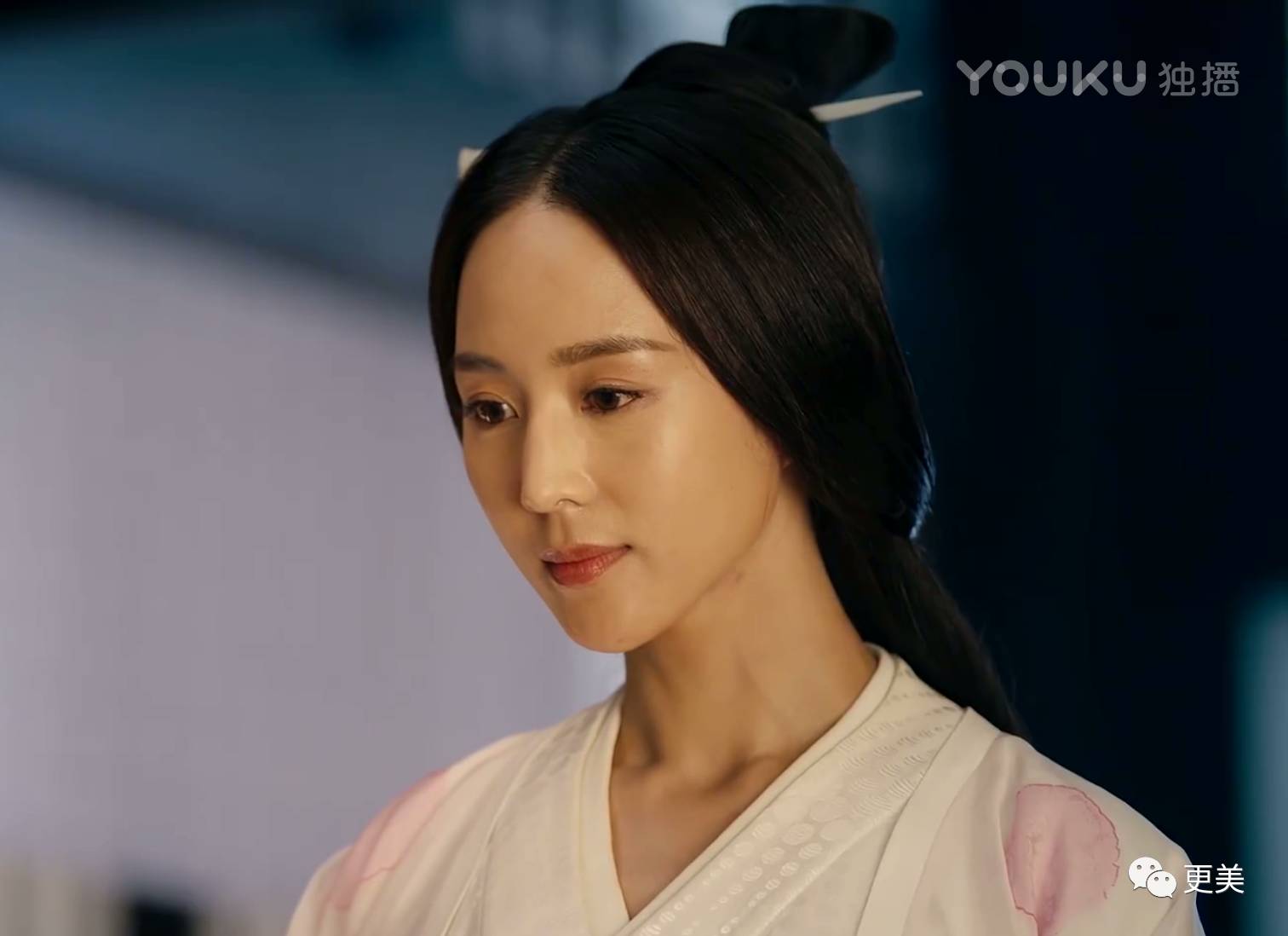 不到90斤的杨幂双下巴比蒋欣还明显,真不是胖