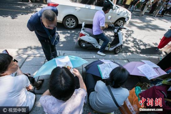 资料图:杭州大爷大妈冒高温蹲相亲角 设有海外学子专区 。图片来源:视觉中国
