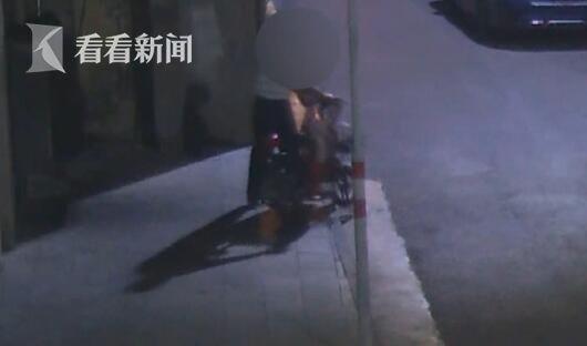 男子走到电动车旁